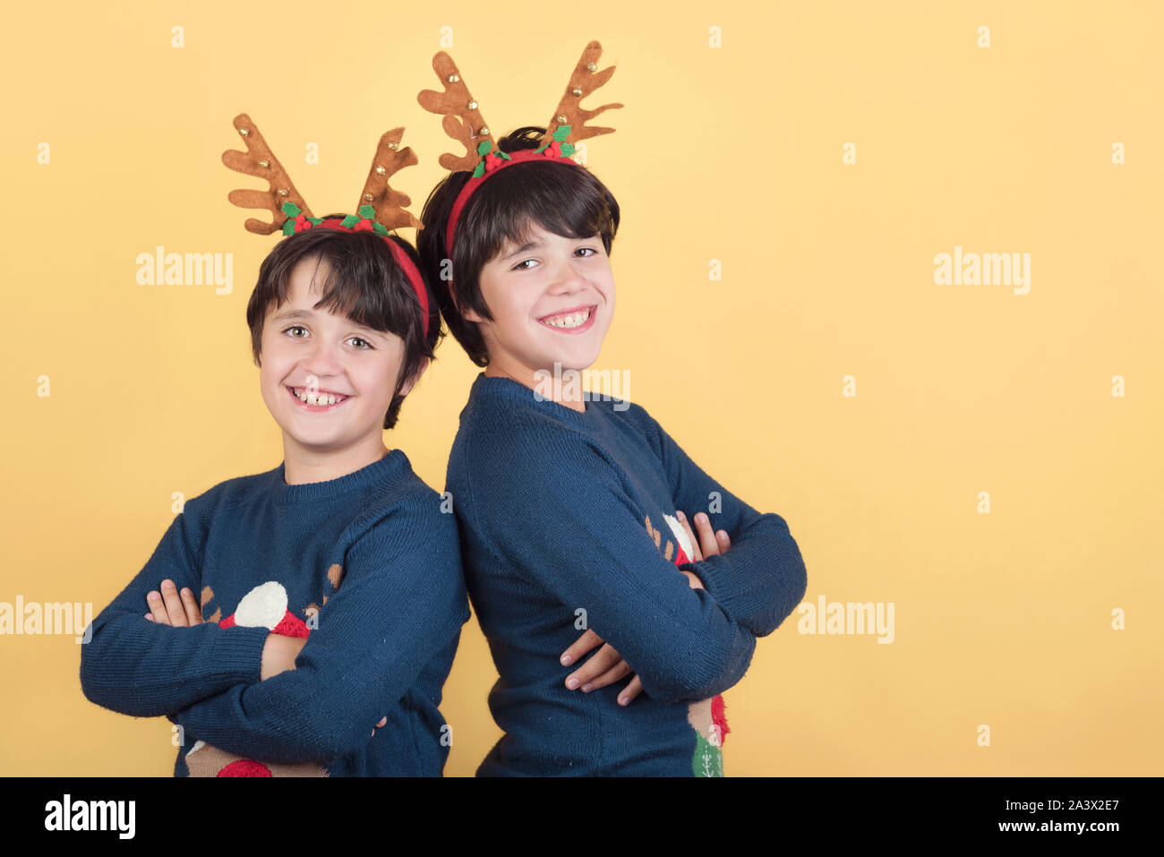 Smiling Children dans un costume de noël Renne Rudolph sur fond jaune Banque D'Images