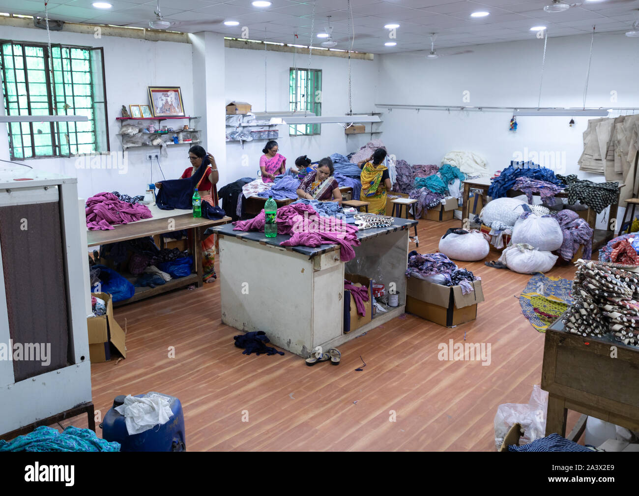 Tailleurs indiens travaillant dans une usine, Rajasthan, Jaipur, Inde Banque D'Images