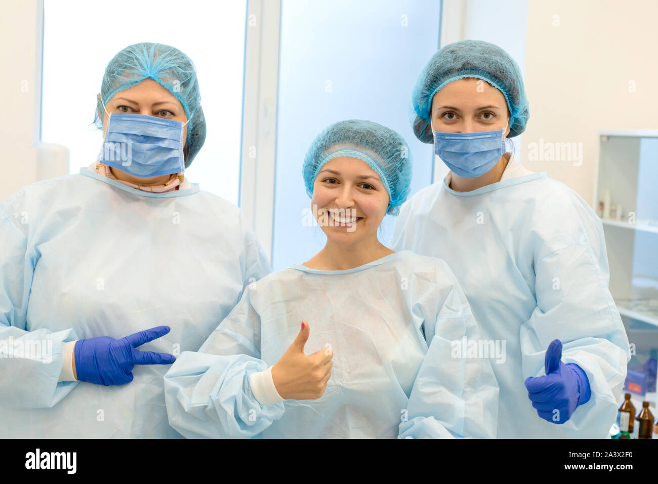Général photo de chirurgiens et d'un patient après une opération réussie. Banque D'Images
