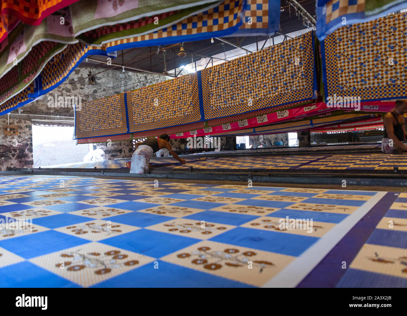 Les textiles d'être inscrit à l'intérieur de l'usine un saree, Rajasthan, Inde, Sanganer Banque D'Images