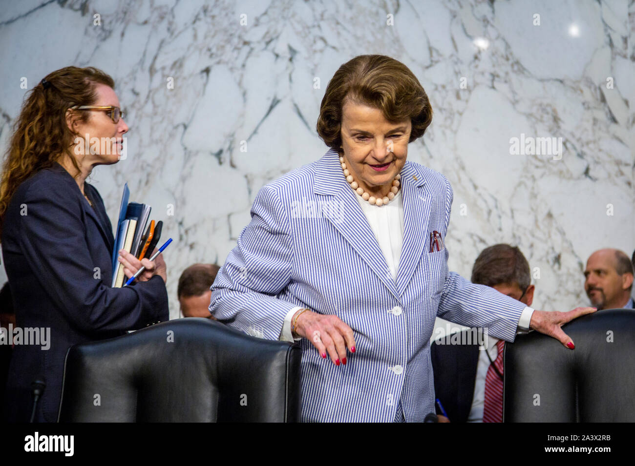 Principal Sénateur Dianne Feinstein (D-CA) prend sa place avant l'audience. Ancien directeur du FBI James Comey témoigne devant le comité de renseignement du Sénat américain dans le cadre de l'enquête sur la participation des comités que Ruissia avait dans l'élection de Donald Trump comme le président américain. Banque D'Images