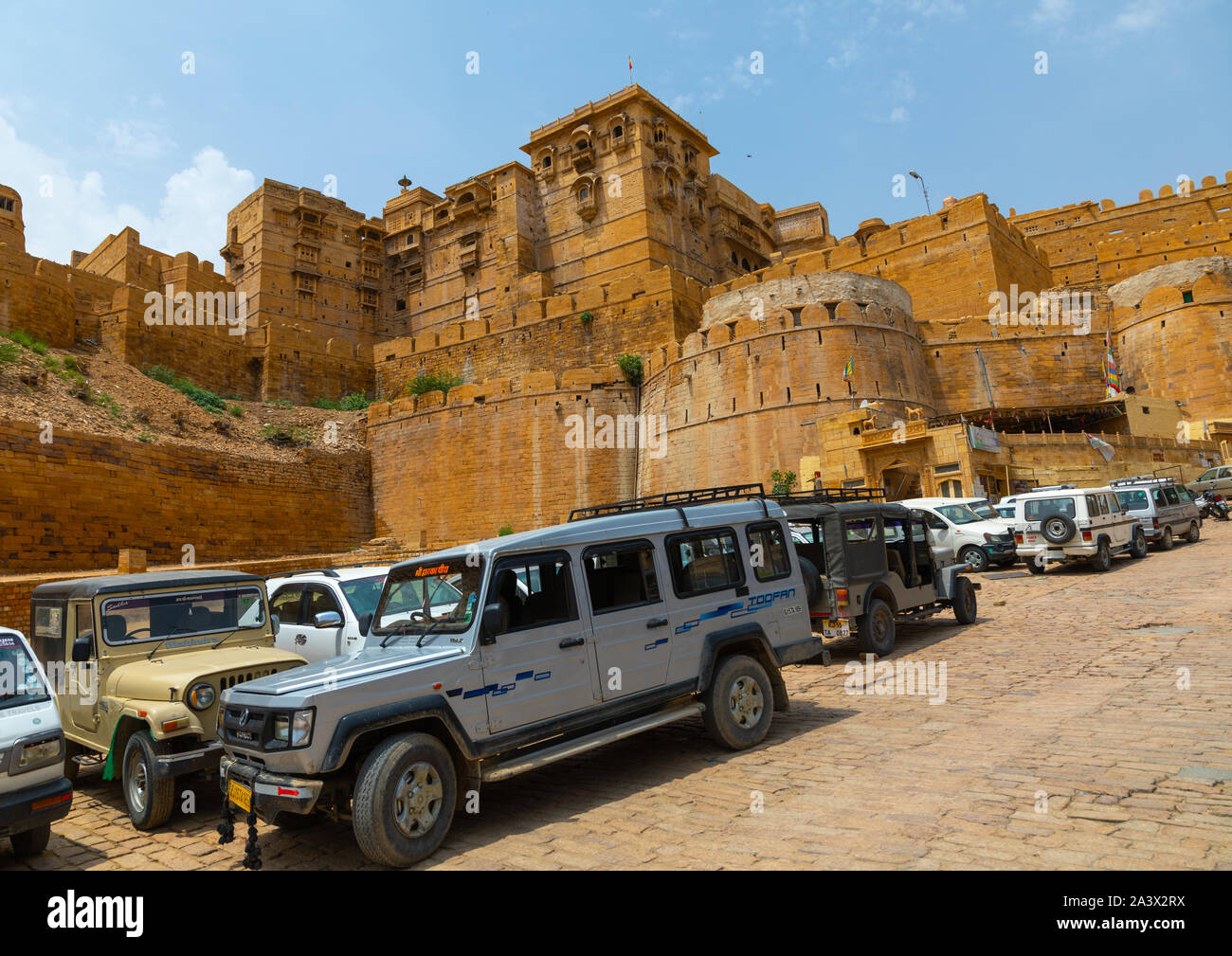 Les voitures de touristes en face de fort Jaisalmer, Rajasthan, Jaisalmer, Inde Banque D'Images