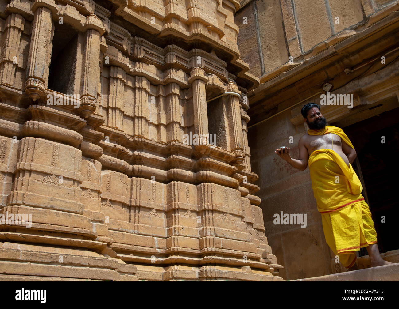 En prêtre indien shree Jain temple chandraprabhswami, Rajasthan, Jaisalmer, Inde Banque D'Images