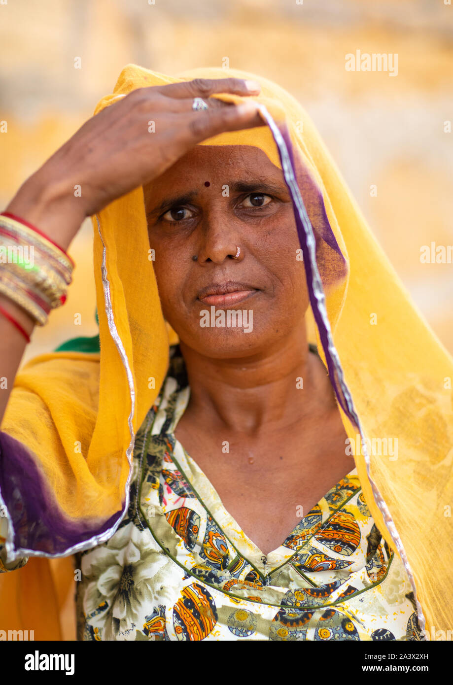 Portrait d'une femme en sari traditionnel du Rajasthan, Rajasthan, Jaisalmer, Inde Banque D'Images