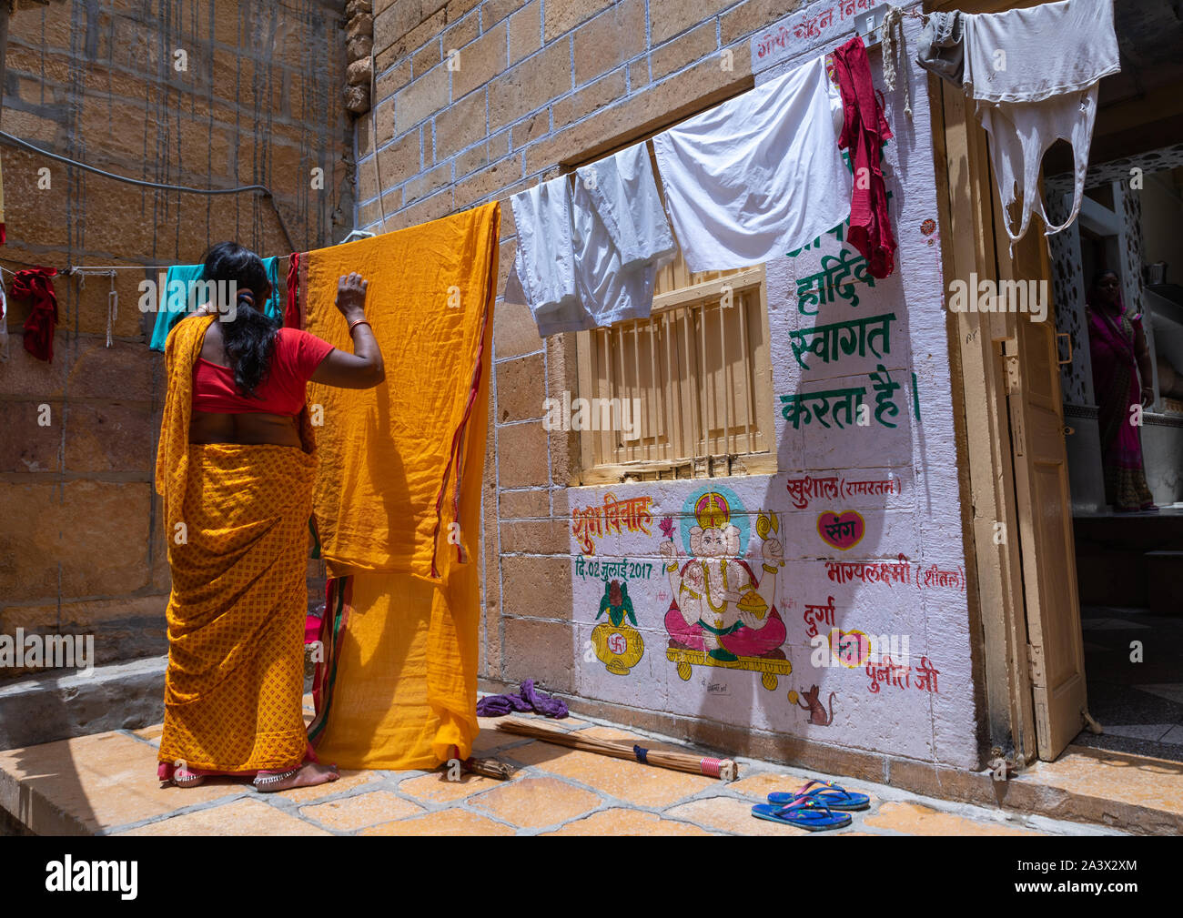 Indian woman hanging saris, Rajasthan, Jaisalmer, Inde Banque D'Images