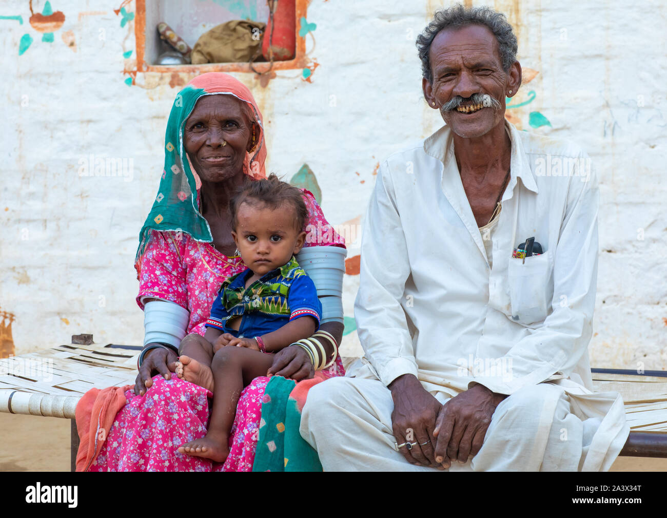 Portrait de couple avec leur enfant du Rajasthan, Rajasthan, Jaisalmer, Inde Banque D'Images