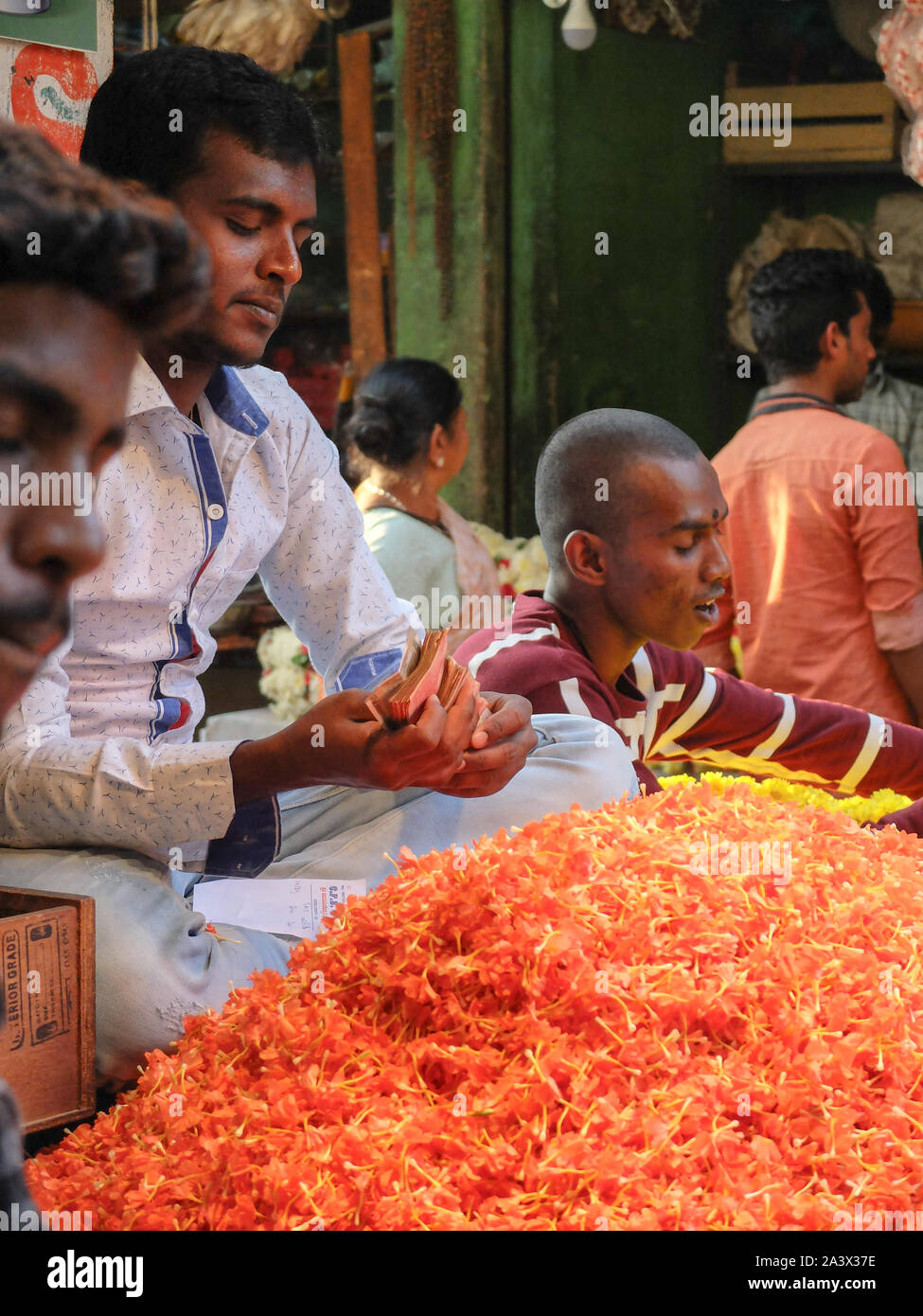 MYSURU (Mysore),KARNATAKA INDE/Février 2018:13-vendeur de fleurs argent comptant du flower stall,Devaraja,marché,Mysore Karnataka. Banque D'Images