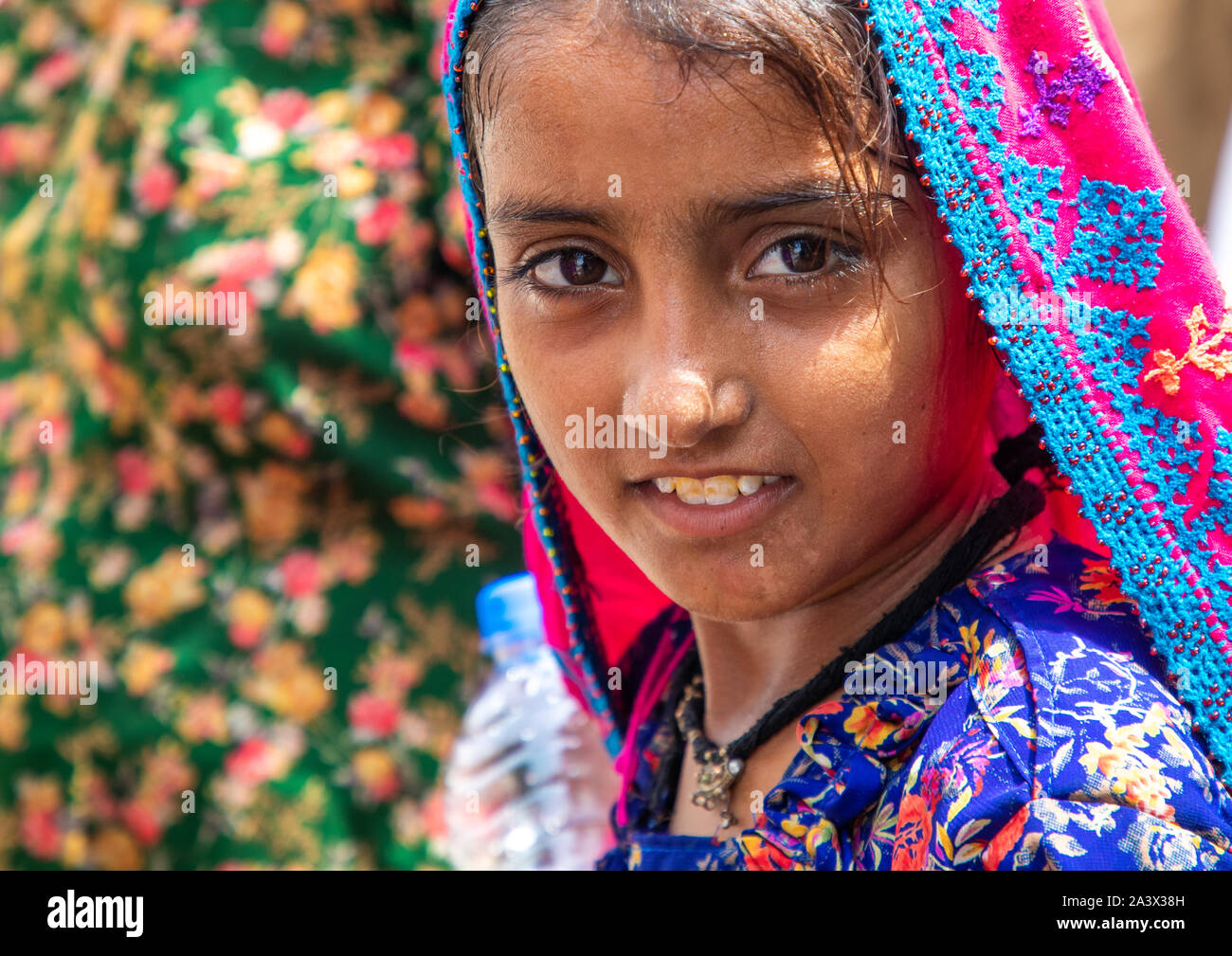 Portrait d'une jeune fille en sari traditionnel du Rajasthan, Rajasthan, Jaisalmer, Inde Banque D'Images