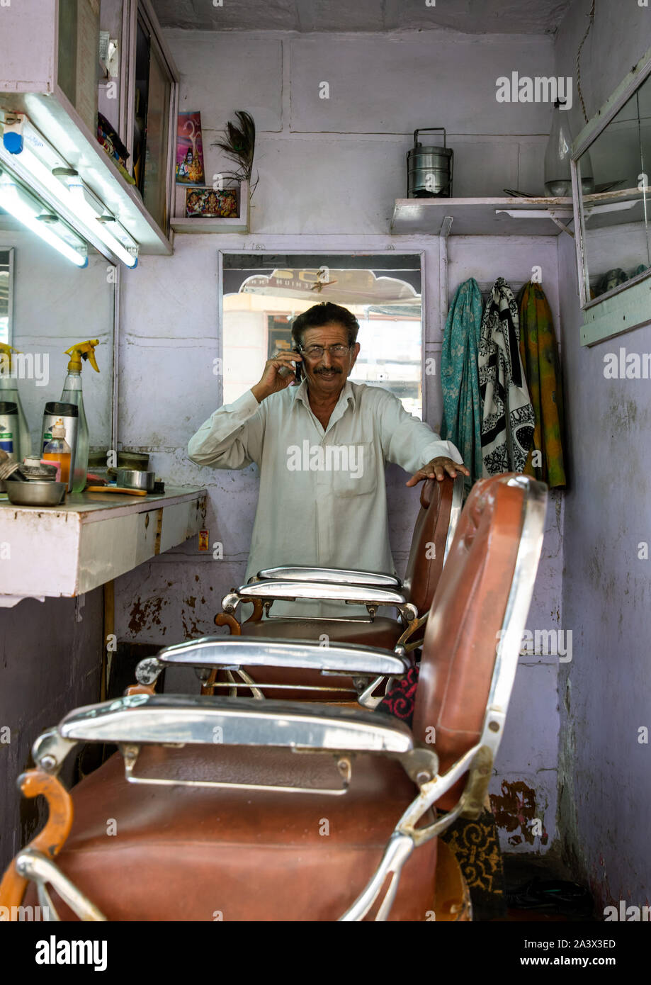 Salon de coiffure de la rue dans son magasin, le Rajasthan, Jaisalmer, Inde Banque D'Images