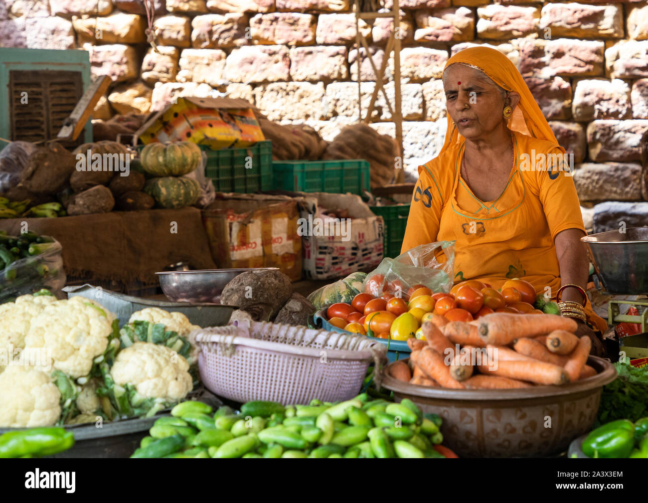 Femme indienne vendant des légumes sur un marché, le Rajasthan, Jaisalmer, Inde Banque D'Images