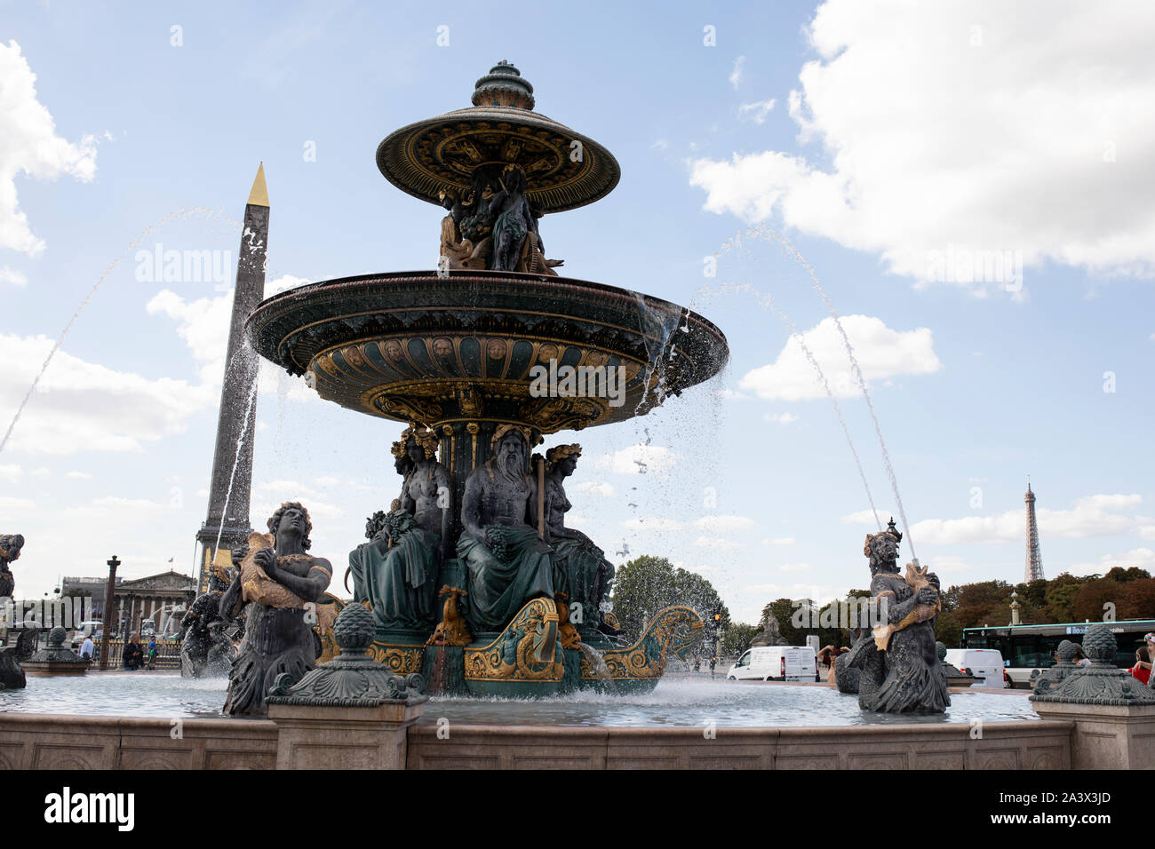 La fontaine des mers, avec l'Obélisque de Louxor en arrière-plan, à la place de la Concorde à Paris, France. Banque D'Images