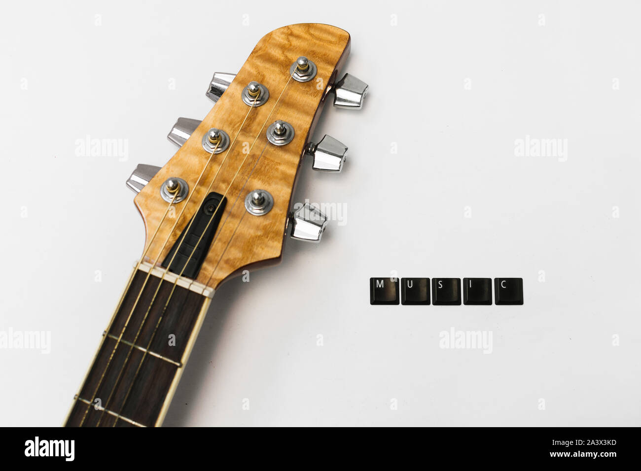 Manche de guitare Cordes aime la musique de fond isolé Photo Stock - Alamy