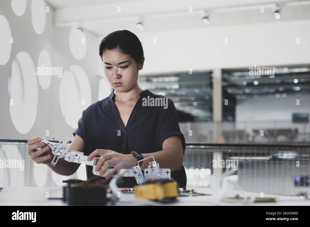 Les femmes travaillant sur la robotique Banque D'Images Les femmes travaillant sur la robotique Banque D'Images
