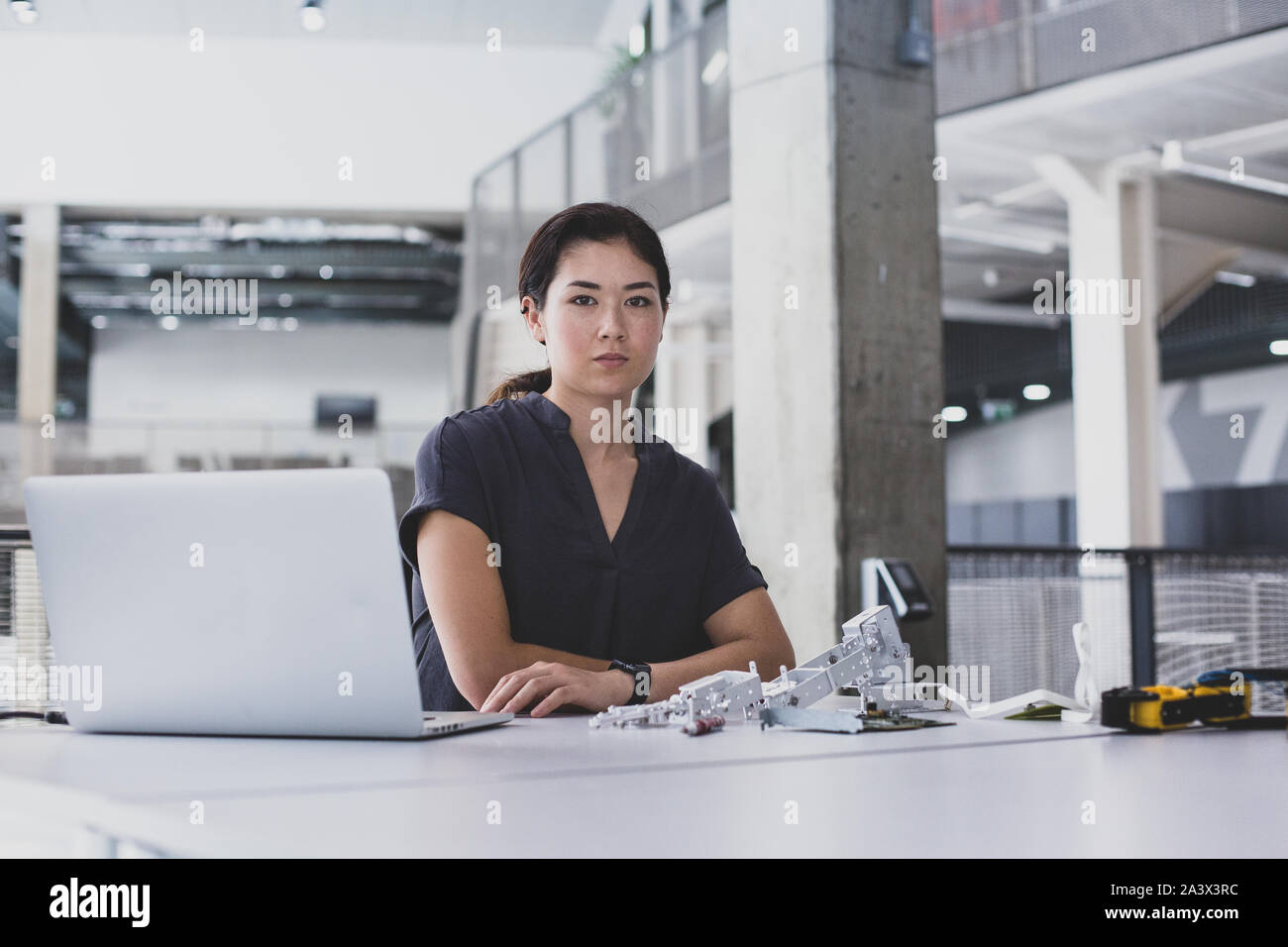 Portrait de femme ingénieur robotique Banque D'Images Portrait de femme ingénieur robotique Banque D'Images