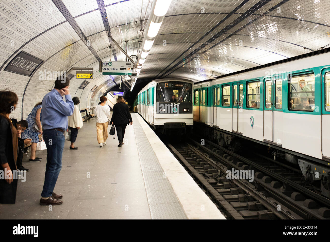 Un train arrivant dans la station de métro Concorde à Paris, France. Banque D'Images