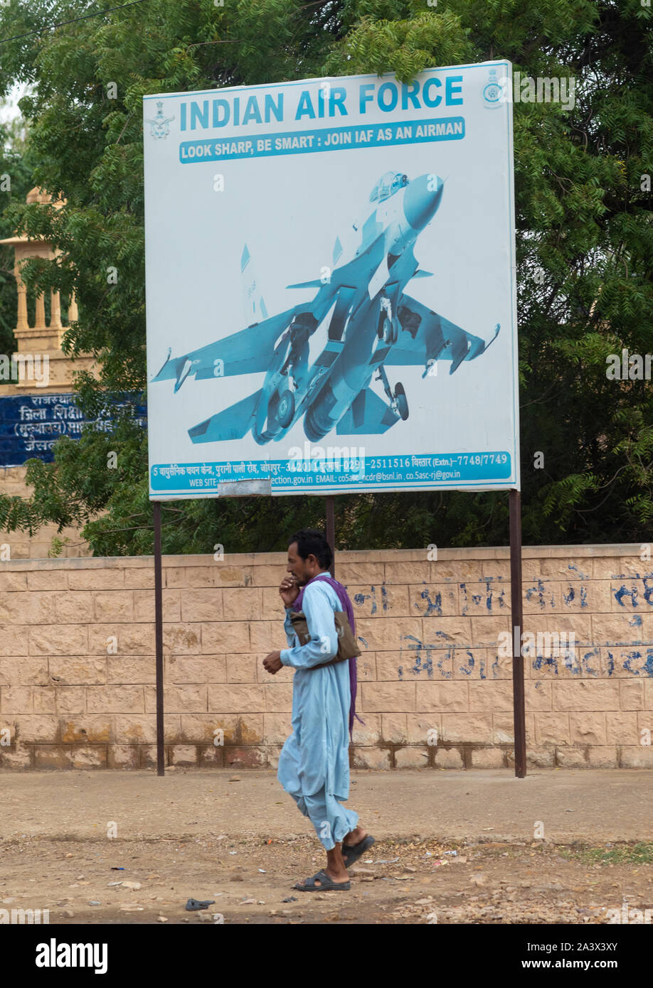 Billboard pour le recrutement des forces aériennes indiennes dans la rue, Rajasthan, Jaisalmer, Inde Banque D'Images