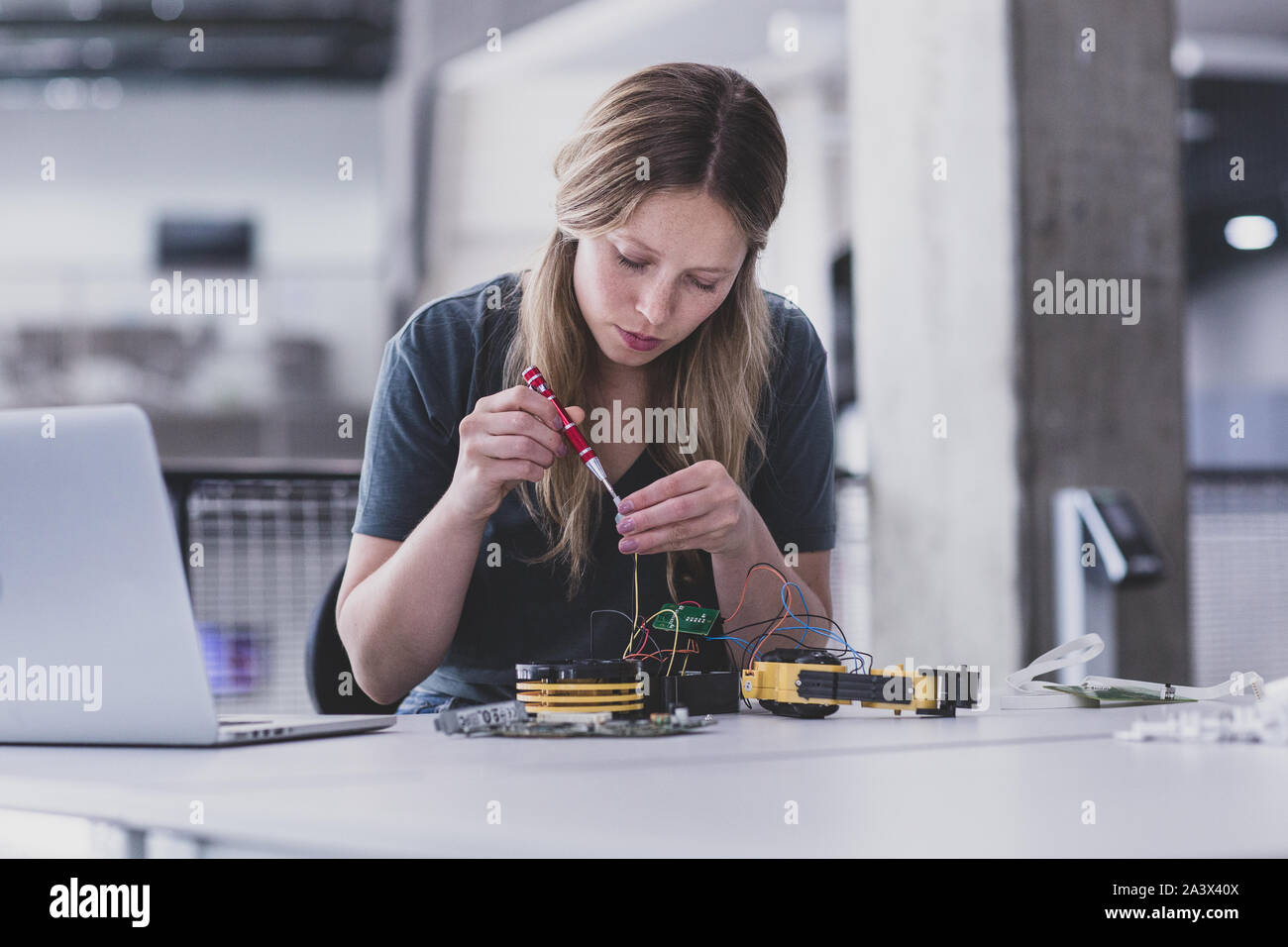 Les femmes travaillant sur la robotique Banque D'Images