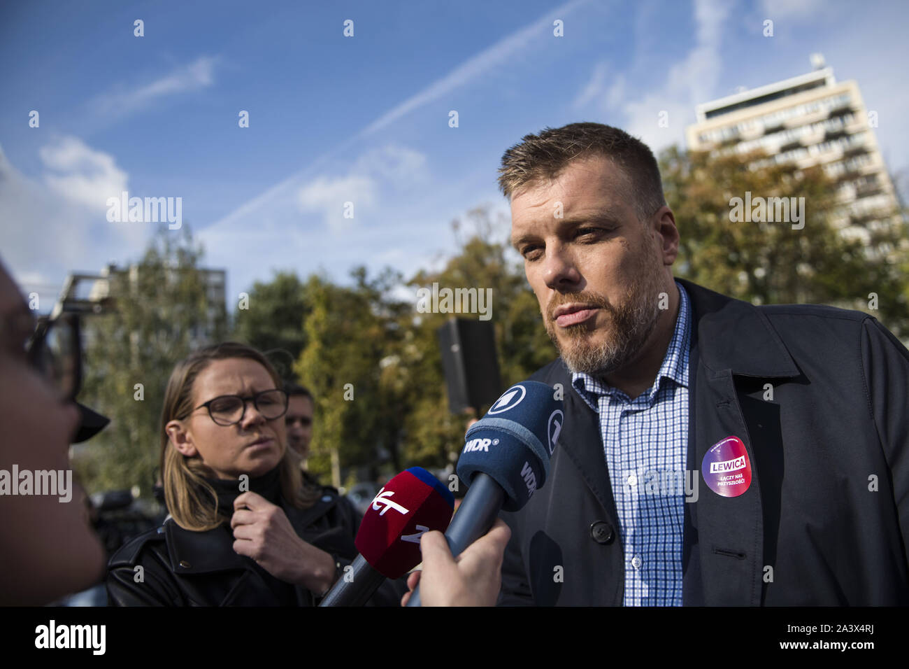 Varsovie, Mazowieckie, Pologne. 9 octobre, 2019. Adrian Zandberg vu au cours de la conférence de presse.Leader post-communiste de l'Alliance démocratique de gauche (SLD), Wlodzimierz Czarzasty et Adrian Zandberg, chef de l'ensemble de gauche (Razem) groupe, qui fait la promotion de politiques d'aide sociale, ont participé à une conférence de presse où Robert Biedron, chef de pro-gay-ressort (Wiosna) ne pouvaient pas ne pas assister à l'heure, les trois groupes de gauche polonais ont joint leurs forces à venir du pays de se présenter aux élections parlementaires le 13-ième d'octobre. Credit : Attila Husejnow SOPA/Images/ZUMA/Alamy Fil Live News Banque D'Images