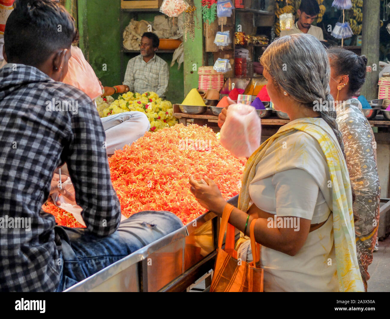 MYSURU (Mysore),KARNATAKA/Inde 13 FÉVRIER 2018-H au décrochage Shoppers fleur,Devaraja,marché,Mysore Karnataka. Banque D'Images