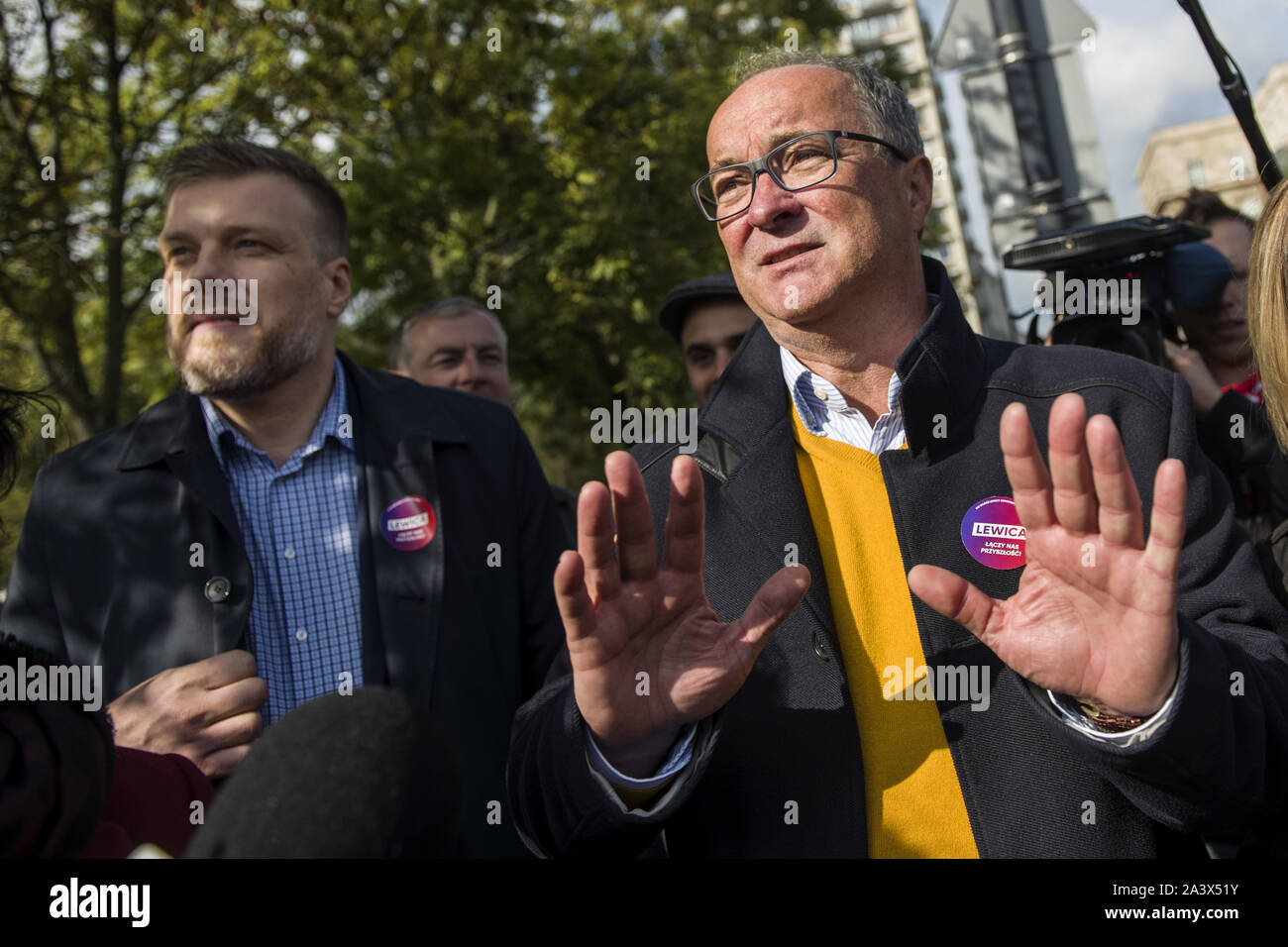 Varsovie, Mazowieckie, Pologne. 9 octobre, 2019. Wlodzimierz Czarzasty (R) et Adrian Zandberg (L) lors de la conférence de presse.Leader post-communiste de l'Alliance démocratique de gauche (SLD), Wlodzimierz Czarzasty et Adrian Zandberg, chef de l'ensemble de gauche (Razem) groupe, qui fait la promotion de politiques d'aide sociale, ont participé à une conférence de presse où Robert Biedron, chef de pro-gay-ressort (Wiosna) ne pouvaient pas ne pas assister à l'heure, les trois groupes de gauche polonais ont joint leurs forces à venir du pays de se présenter aux élections parlementaires le 13-ième d'octobre. (Crédit Image : © Husejnow Attila/SOPA via Images Banque D'Images