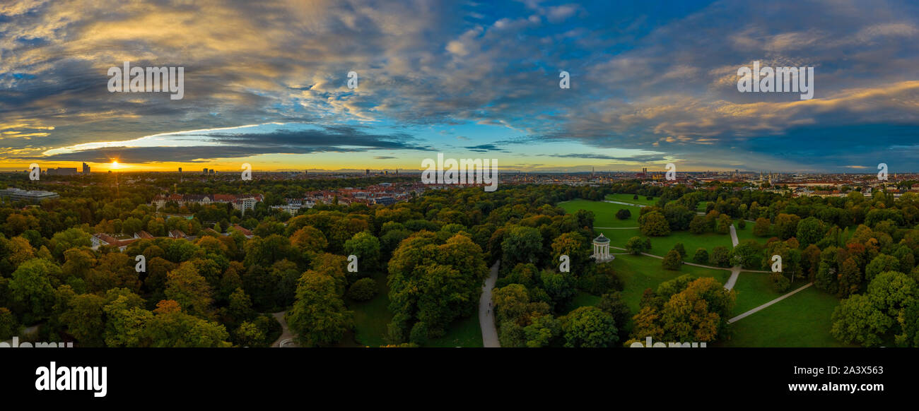 Lever du Soleil vue sur Munich en Allemagne en automne. Banque D'Images