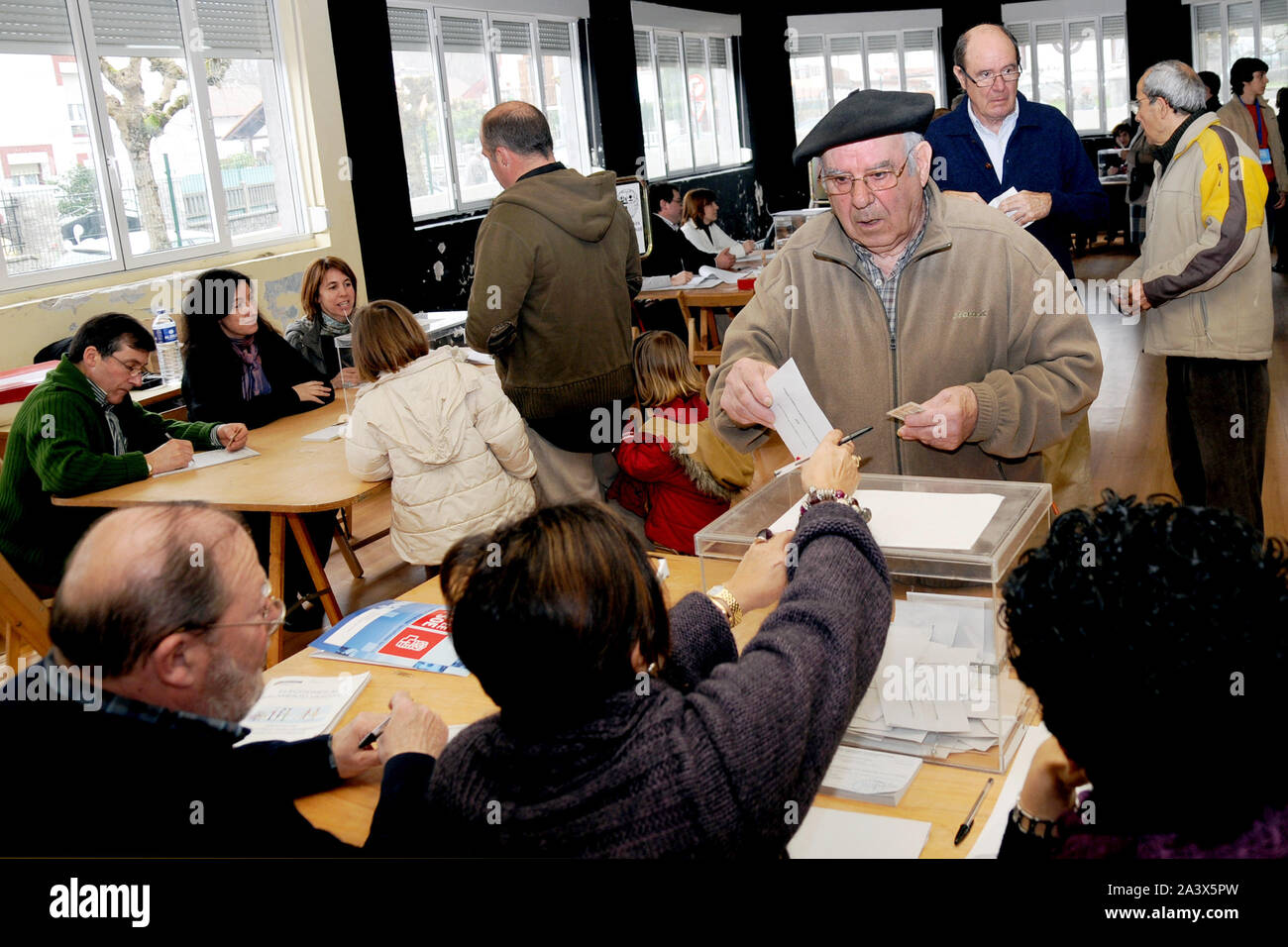 Un homme d'exercer son droit de vote (crédit Image : © Julen Pascual Gonzalez) Banque D'Images