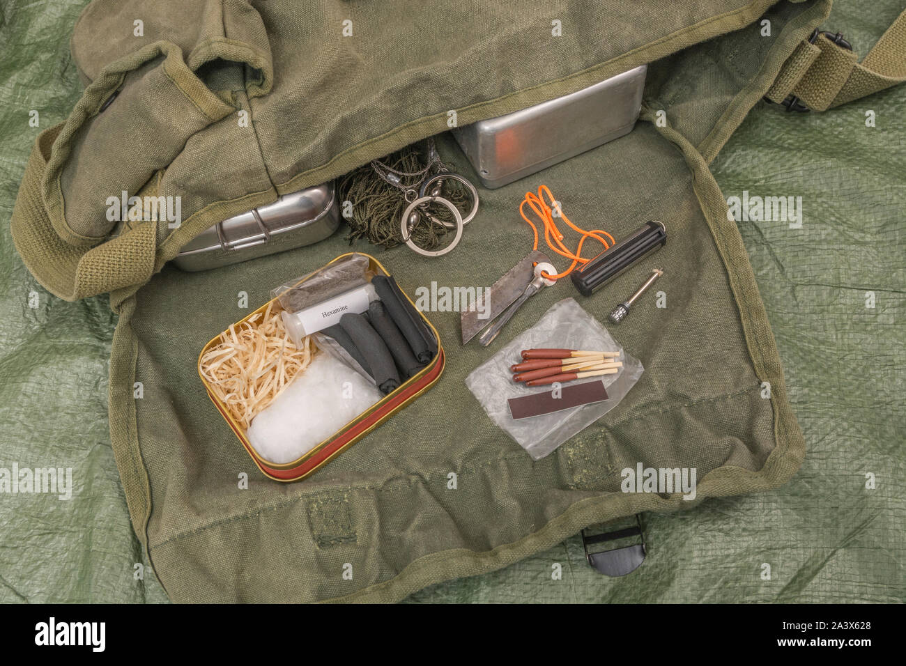 Les techniques de survie. Allume-feu allume-feu & matériaux. L'hexamine, Charcloth, la laine de bois, laine de coton, laine d'acier, stormproof allumettes, briquet Banque D'Images