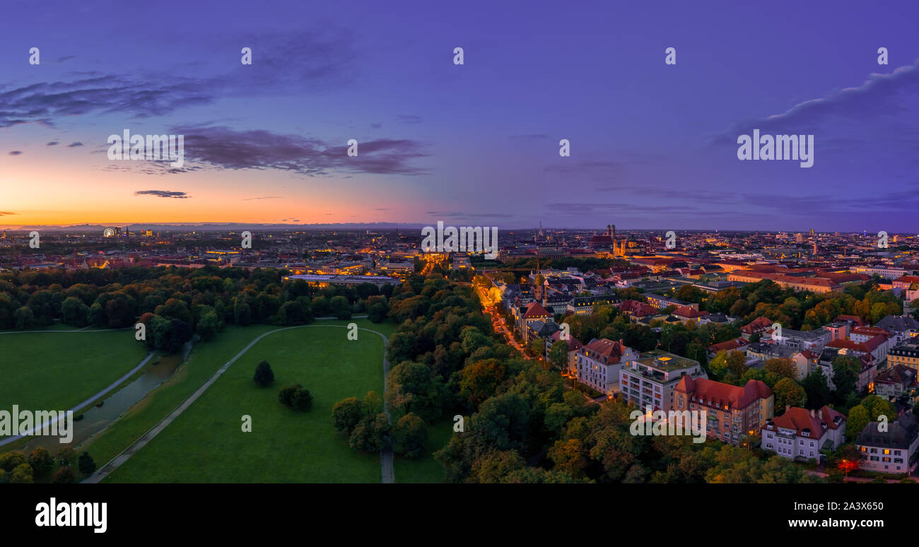 Un merveilleux début de matinée en Bavière, à Munich avec un vol dans l'Englischer Garten. Banque D'Images