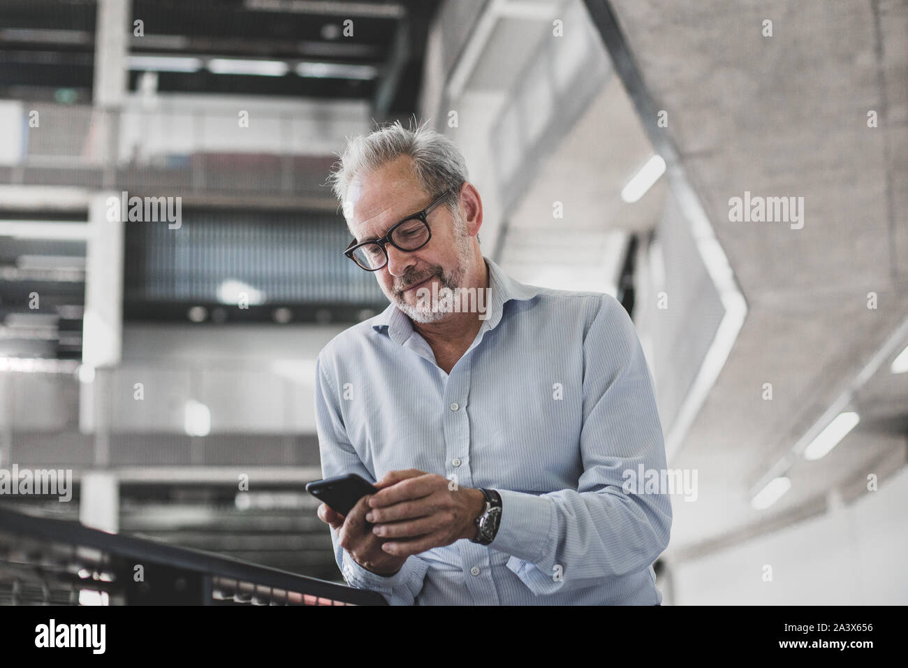 Mature businessman using smartphone Banque D'Images