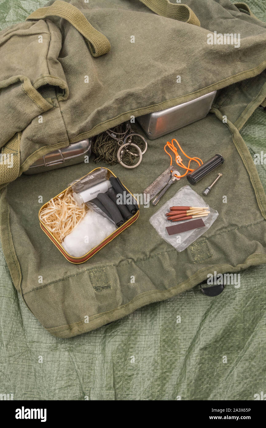Les techniques de survie. Allume-feu allume-feu & matériaux. L'hexamine, Charcloth, la laine de bois, laine de coton, laine d'acier, stormproof allumettes, briquet Banque D'Images