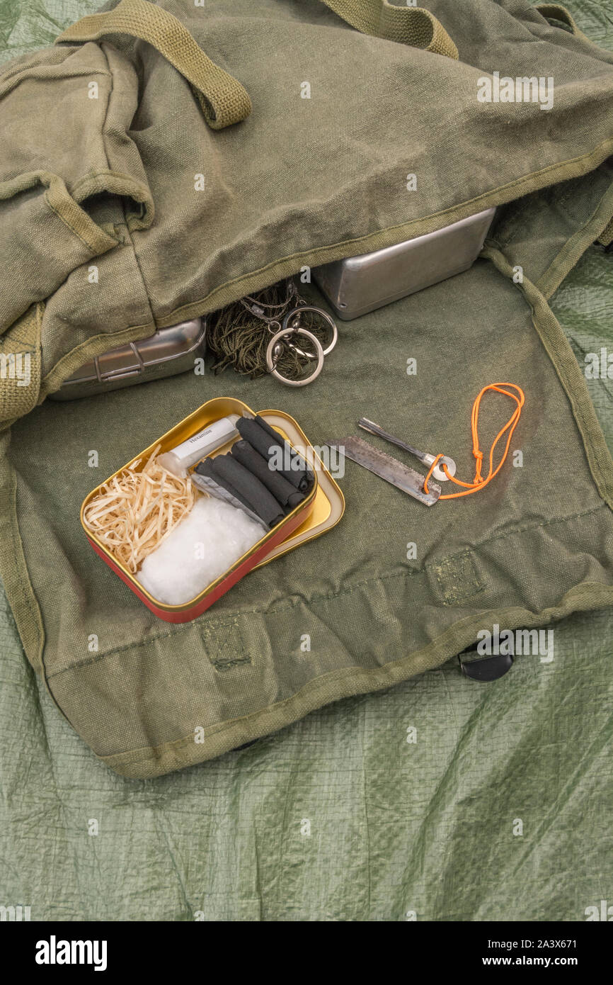 Les techniques de survie. Allume-feu allume-feu & matériaux. Tinder Box. Tin de charcloth, poudre d'hexamine, la laine de bois, laine de coton  + briquet. Banque D'Images
