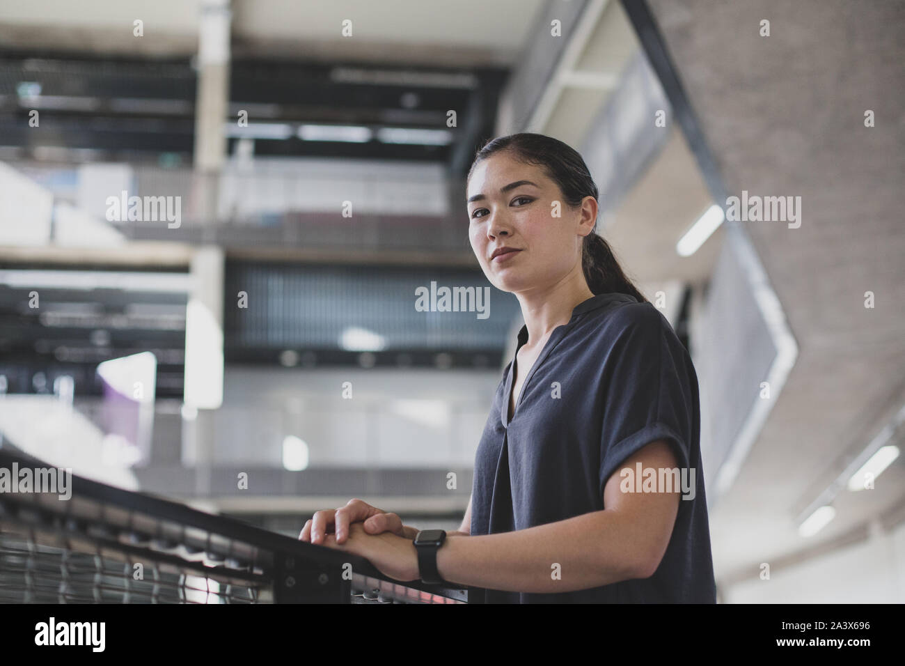 Portrait of female executive holding portant une smartwatch Banque D'Images