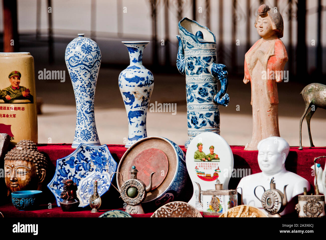 Les divers objets sont exposés à la vente comme souvenirs à Turpan, à l'Est du Xinjiang, la Chine. Banque D'Images