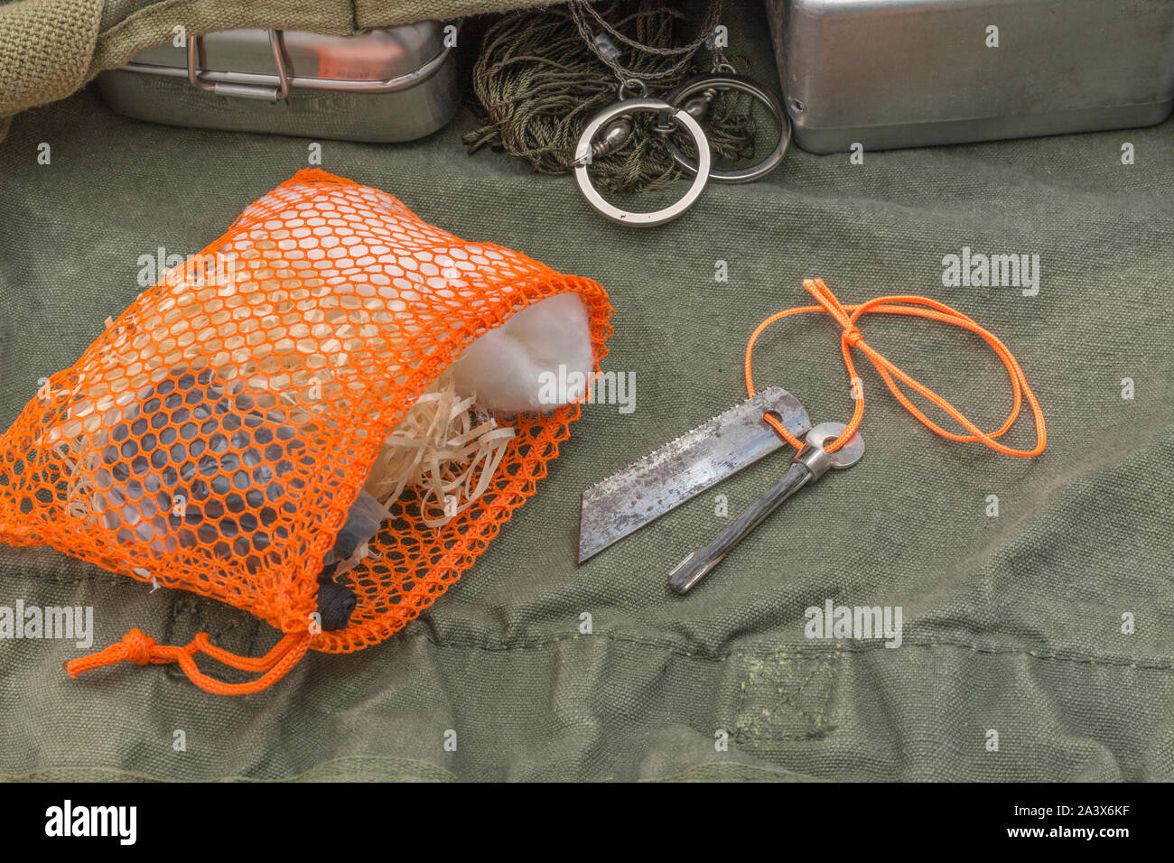 Les compétences de survie - allume-feu / fire-matériel d'éclairage. Sac d'charcloth, la laine de bois, laine de coton  + briquet de survie. Bug-out bag concept. Banque D'Images