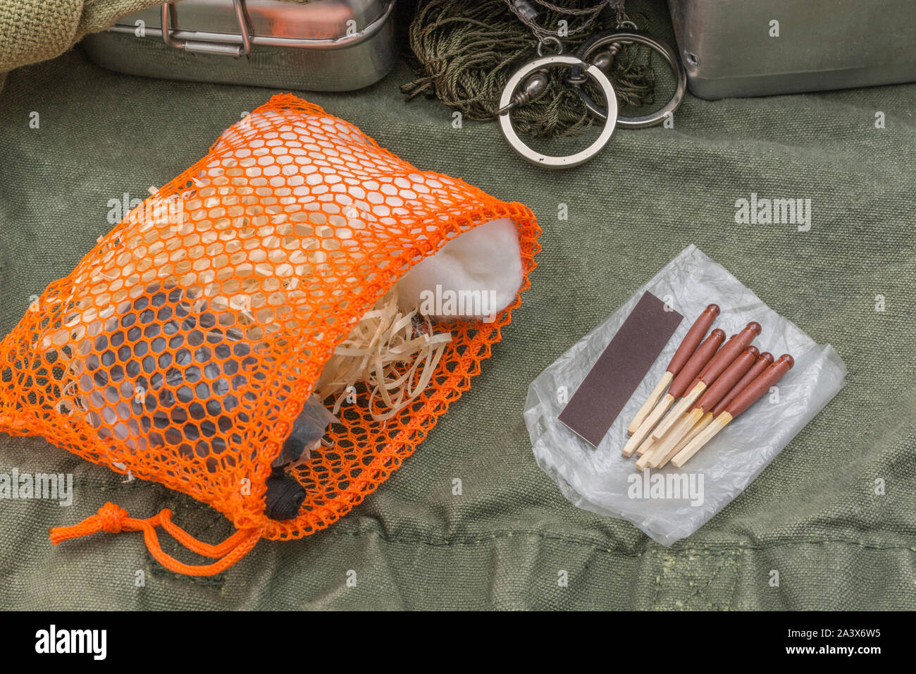 Compétences de survie - briquets / matériaux d'éclairage-incendie. Sac de toile de charpette, laine de bois, laine de coton + allumettes résistantes aux orageuses. Concept de sac à insectes, camping Banque D'Images