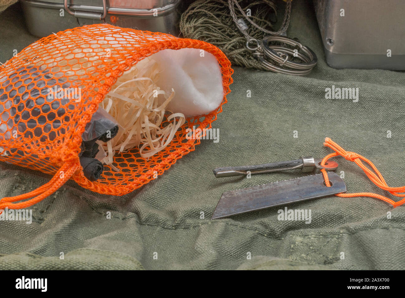 Les compétences de survie - allume-feu / fire-matériel d'éclairage. Sac de l'hexamine, charcloth, la laine de bois, laine de coton  + briquet. Bug-out bag concept. Banque D'Images