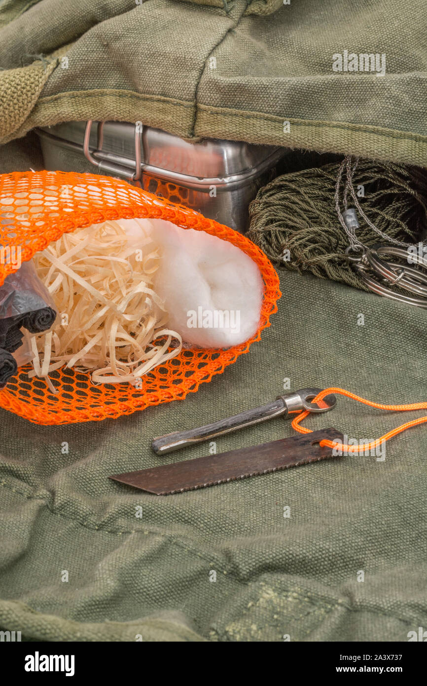 Les compétences de survie - allume-feu / fire-matériel d'éclairage. Sac de l'hexamine, charcloth, la laine de bois, laine de coton  + briquet. Bug-out bag concept. Banque D'Images