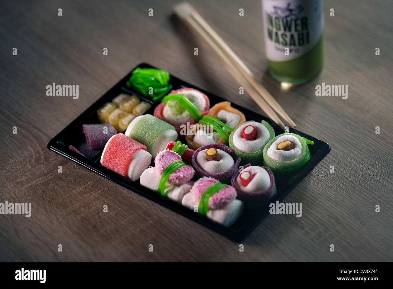 Des sushis faits de bonbons dans une boîte bento Banque D'Images
