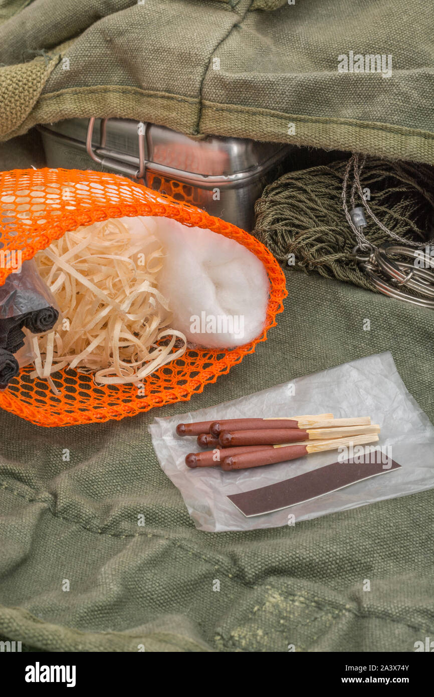 Les compétences de survie - allume-feu / fire-matériel d'éclairage. Sac d'charcloth, la laine de bois, laine de coton  + stormproof correspond. Bug-out bag concept. Banque D'Images