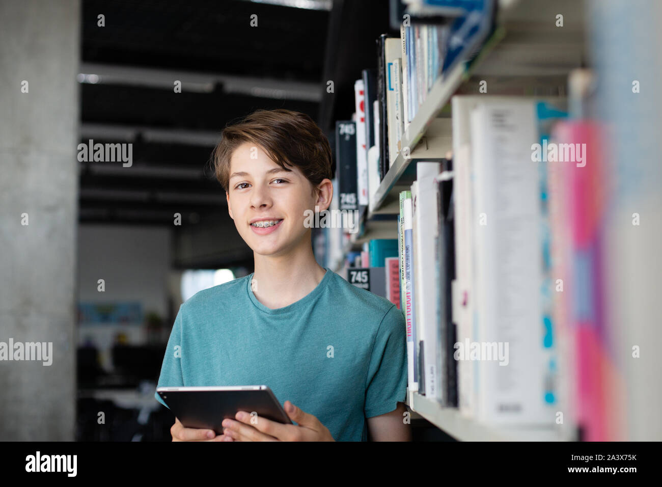 Portrait of high school student in library Banque D'Images
