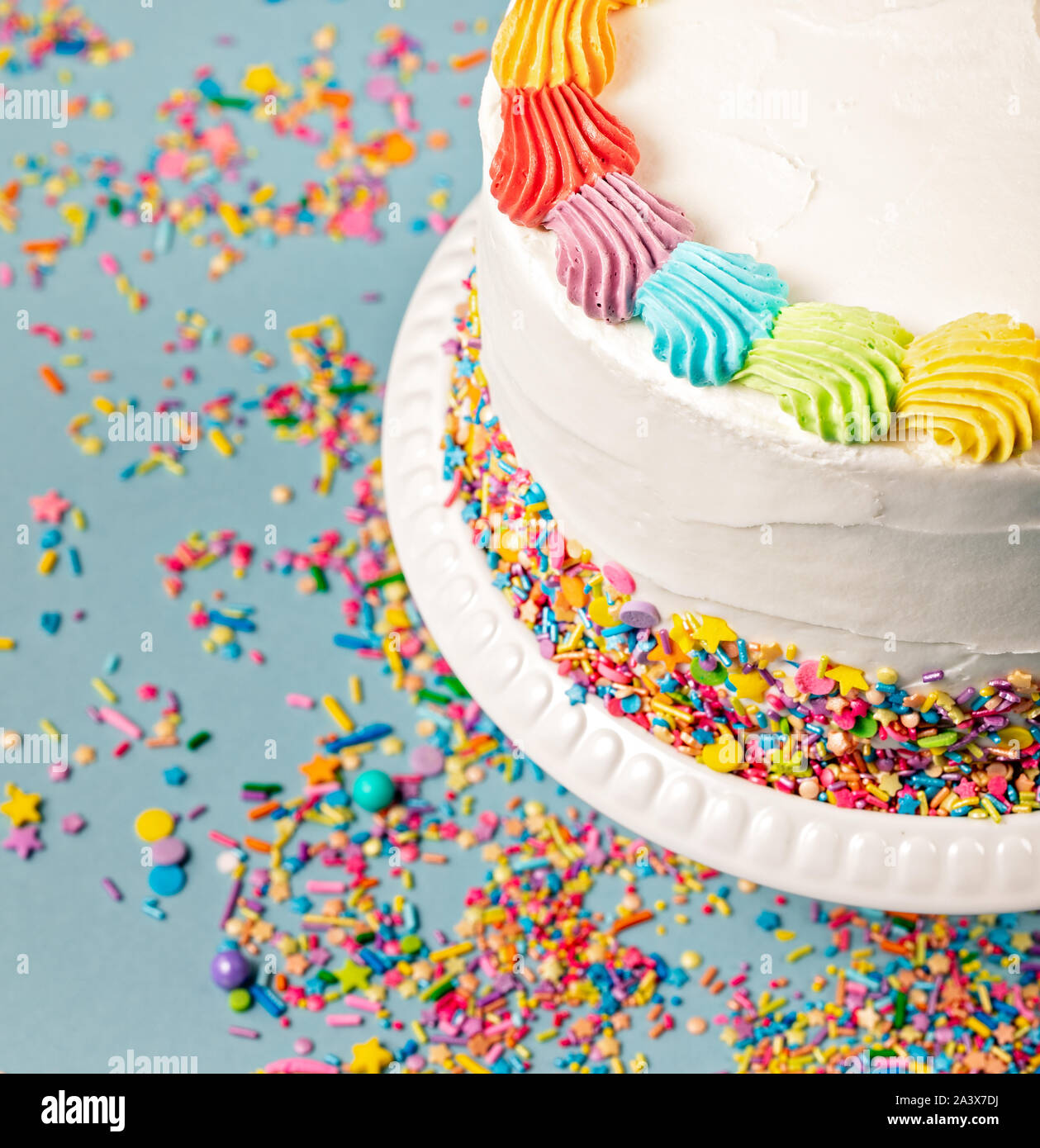Anniversaire Gateau Avec Du Glacage Et Arc En Ciel Vermicelles Colores Sur Un Fond Brun Photo Stock Alamy