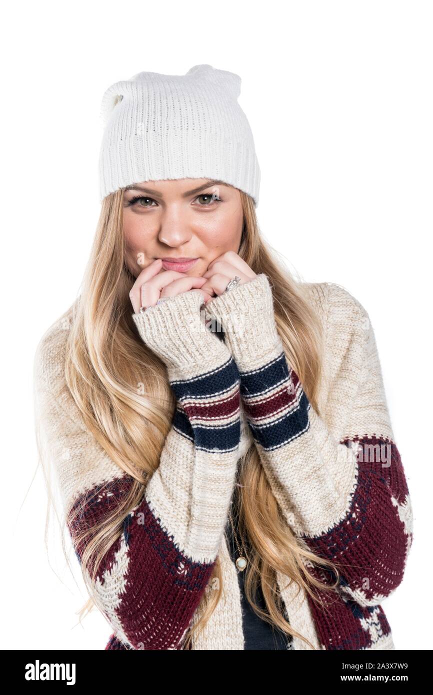 Jeune femme adulte habillé pour l'hiver dans un pull tricoté main avec  capuchon et près de son visage souriant Photo Stock - Alamy