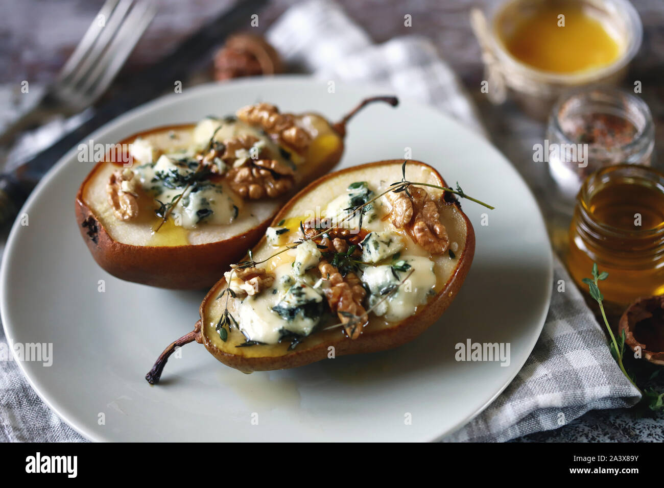 Focus sélectif. Poires au four avec du fromage bleu dor sur une assiette. Repas santé. Régime céto. Snack-céto. Banque D'Images