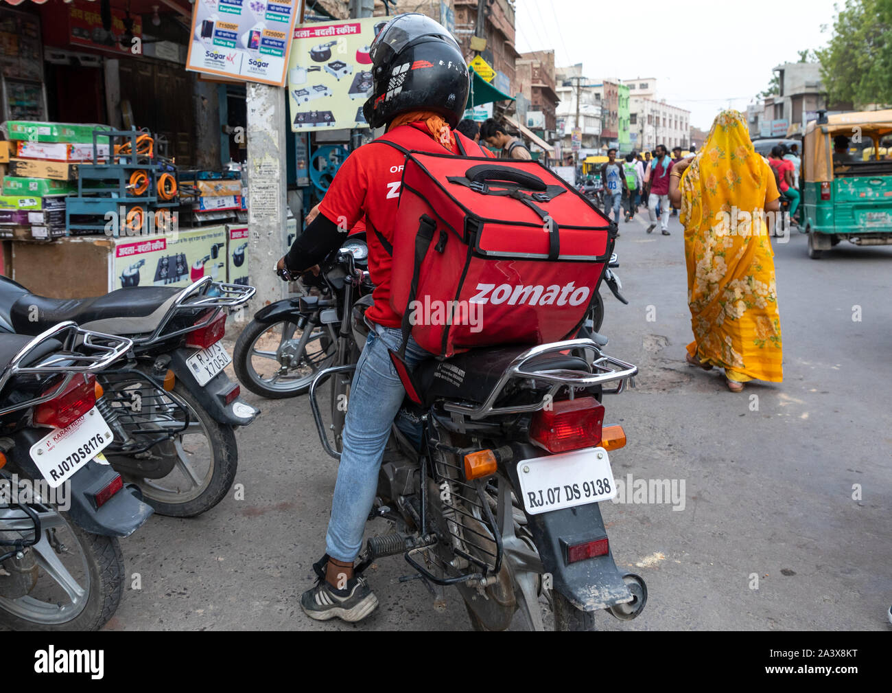 Un motard de la célèbre compagnie de la livraison de plats à emporter Zomato, du Rajasthan, Bikaner, Inde Banque D'Images