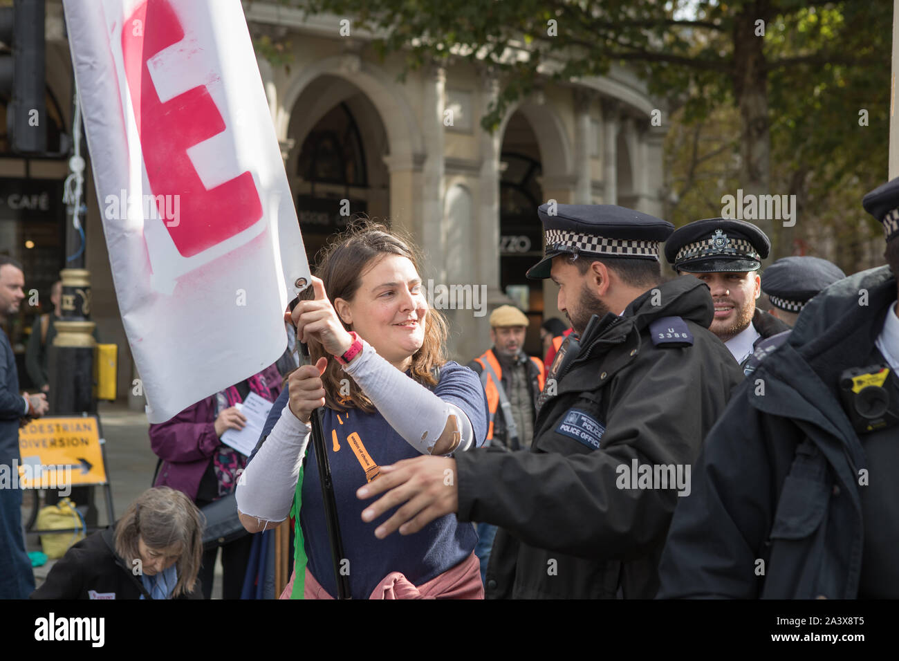 Westminster, London, UK. 10 octobre 2019. Les défenseurs de l'extinction la rébellion ont commencé deux semaines de protestation du 7 au 20 octobre dans et autour de Londres pour manifester contre le changement climatique. Les protestataires à Trafalgar Square demande une action décisive du gouvernement du Royaume-Uni sur la crise écologique mondiale. Banque D'Images