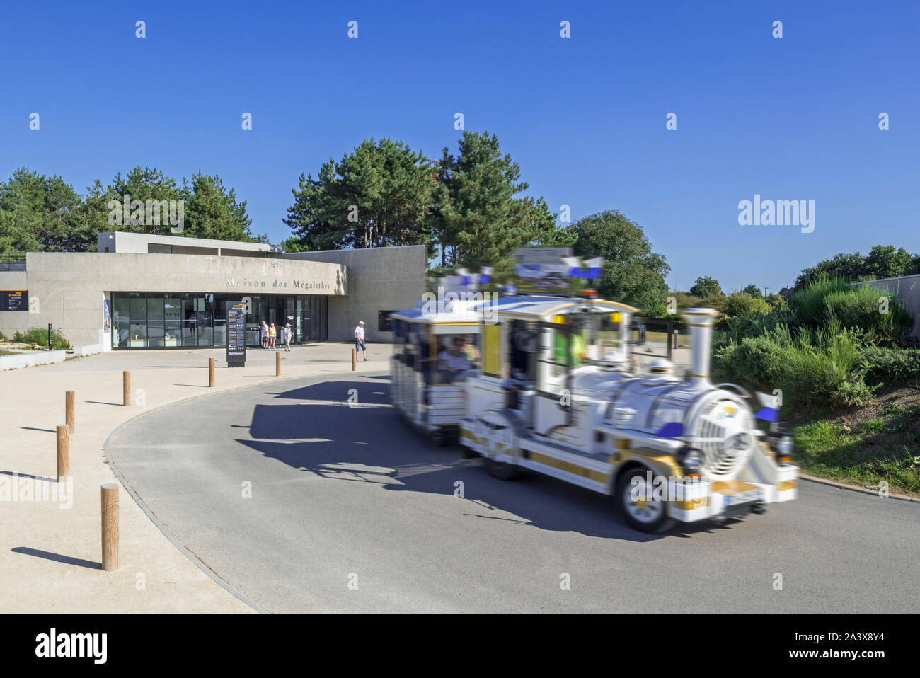 Train touristique en face de la Maison des mégalithes, centre d'accueil à propos de l'alignements de Carnac, site mégalithique en Morbihan, Bretagne, France Banque D'Images