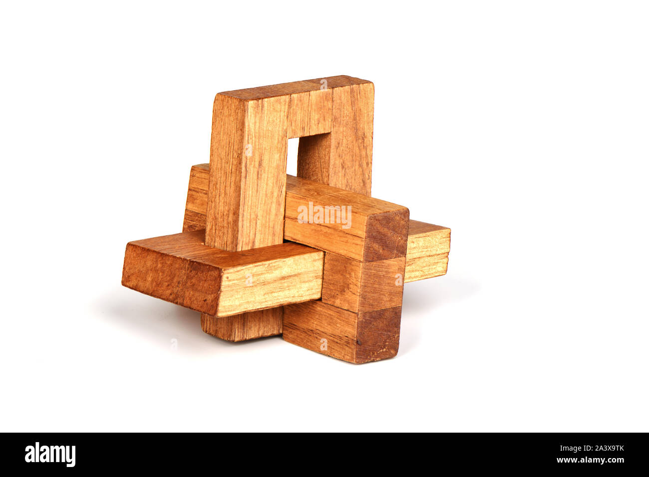 Constructeur en bois puzzle nœud oblique sur fond blanc. Puzzle concept. Banque D'Images