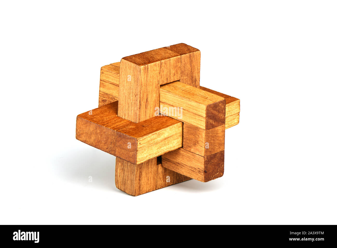Constructeur en bois puzzle nœud oblique isolé sur un fond blanc. Puzzle concept. Copier l'espace. Banque D'Images