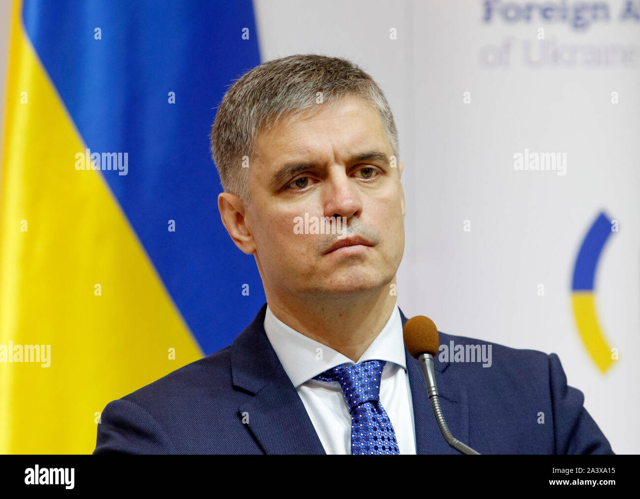Kiev, Ukraine. 10 Oct, 2019. Ministre des affaires étrangères de l'Ukraine Vadym Prystaiko parle lors d'une conférence de presse avec le Ministre des affaires étrangères du Pays-bas Stef Blok (pas sur la photo) après leur réunion à Kiev. Le ministre des Affaires étrangères néerlandais Stef Blok visites l'Ukraine pour rencontrer les responsables ukrainiens. Les ministres ont répondu aux questions des journalistes en particulier à propos de Malaysia Airlines MH17 L'enquête de l'accident d'avion. Credit : SOPA/Alamy Images Limited Live News Banque D'Images