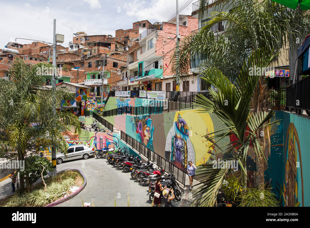 MEDELLIN, COLOMBIE - le 12 septembre 2019 : Street art de la Comuna 13 à Medellin, Colombie. Une fois connu sous le nom de Colombie plus dangereux barrio, aujourd'hui le graffiti Banque D'Images